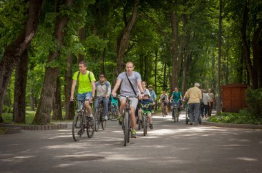 Ivano-Frankivsk, Ukrayna-5 Mayıs 2018: Bisikletçiler yolculuk şehir ve park sokaklarında. Bisiklete binmek için şehir gün