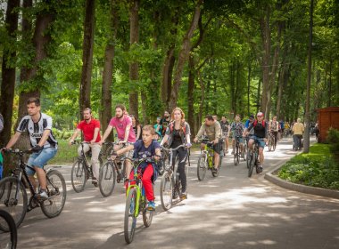 Ivano-Frankivsk, Ukrayna-5 Mayıs 2018: Bisikletçiler yolculuk şehir ve park sokaklarında. Bisiklete binmek için şehir gün