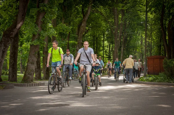 Ivano-Frankivsk, Ukrayna-5 Mayıs 2018: Bisikletçiler yolculuk şehir ve park sokaklarında. Bisiklete binmek için şehir gün