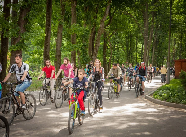 Ivano-Frankivsk, UCRÂNIA - MAIO 5, 2018: Os ciclistas passeiam pelas ruas da cidade e do parque. Passeio de bicicleta para o dia da cidade — Fotografia de Stock