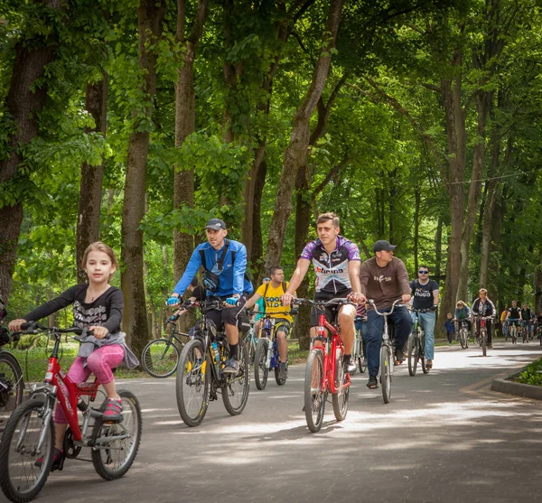 Ivano-Frankivsk, UCRÂNIA - MAIO 5, 2018: Os ciclistas passeiam pelas ruas da cidade e do parque. Passeio de bicicleta para o dia da cidade — Fotografia de Stock