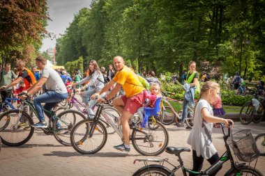 Ivano-Frankivsk, Ukrayna-5 Mayıs 2018: Bisikletçiler yolculuk şehir ve park sokaklarında. Bisiklete binmek için şehir gün