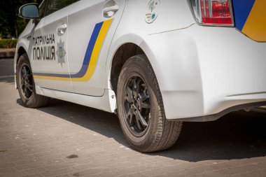 Yaz günü parkta polis araba