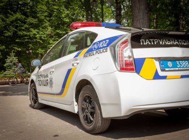 Ivano-Frankivsk, Ukrayna-5 Mayıs 2018: Polis arabası yaz günü parkta üzerinde