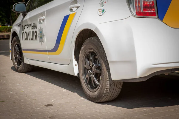 Yaz günü parkta polis araba