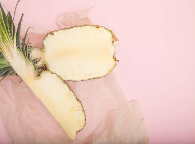 İkiye bir pastel pembe sulu ananas ayırmak. En az yaz konsepti