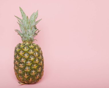 İkiye bir pastel pembe sulu ananas ayırmak. En az yaz konsepti
