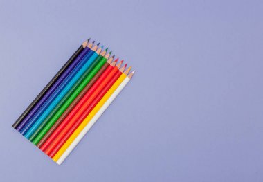 Menekşe arka plan üzerinde renkli kalemler projeleri ve duyurular için