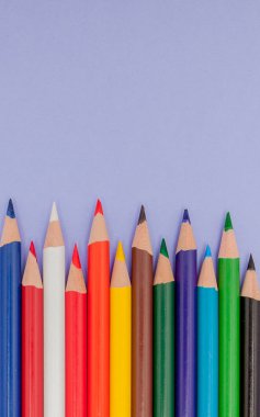 Menekşe arka plan üzerinde renkli kalemler projeleri ve duyurular için