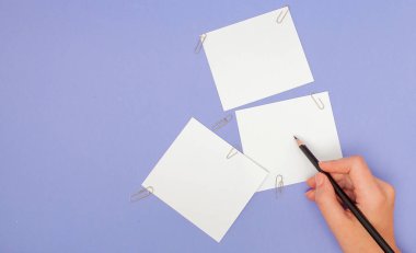 Kadın el yazısı Not kağıtları mor zemin üzerinde. Kağıtları ve renkli kalemler menekşe arka plan üzerinde saçtan boşluklar. kopya alanı