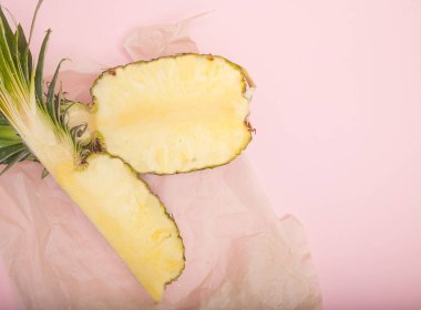 İkiye bir pastel pembe sulu ananas ayırmak. Çok az su