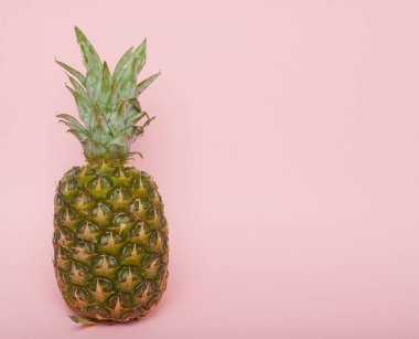 İkiye bir pastel pembe sulu ananas ayırmak. Çok az su