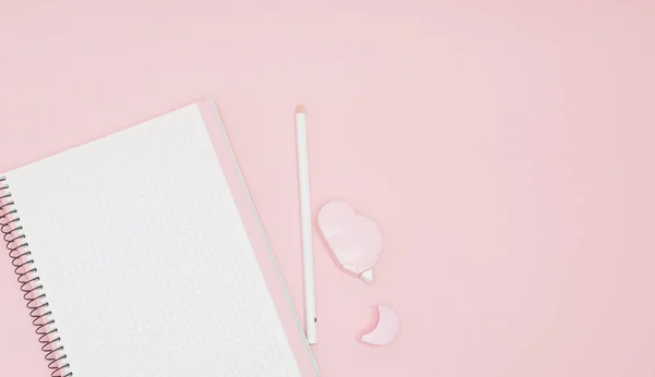 Notebook, fehér lap, ceruza, lektori. Rózsaszín háttér. Instagram-koncepció — Stock Fotó