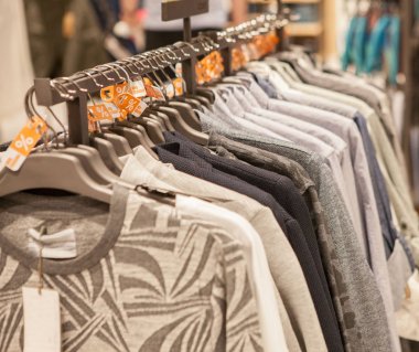 Bir raf üzerinde ceket asmak. Bez askıları ceket ile. Erkekler şık giysiler. Vitrin, satışı, alışveriş. Moda ve alışveriş kavramı