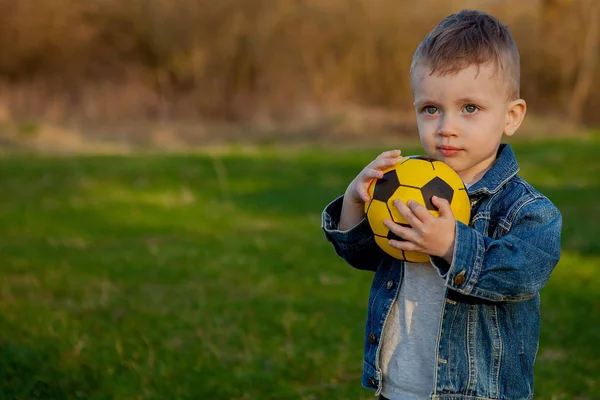 Zweijähriger Junge Hält Fußballball Park — Stockfoto