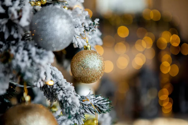 Bulanık, ışıl ışıl ve peri arkaplanda süslenmiş Noel ağacı — Stok fotoğraf