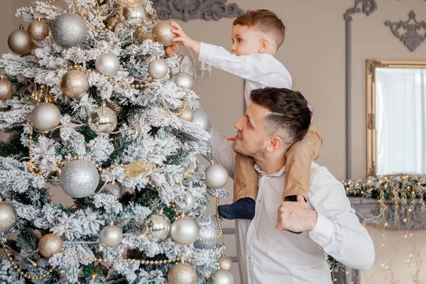 Um pai feliz e seus filhos decorar a árvore de Natal em casa , — Fotografia de Stock