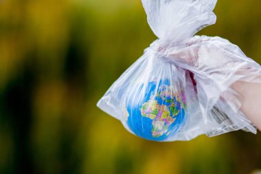 İnsan eli dünyayı plastik bir torba içinde tutuyor. Başla!