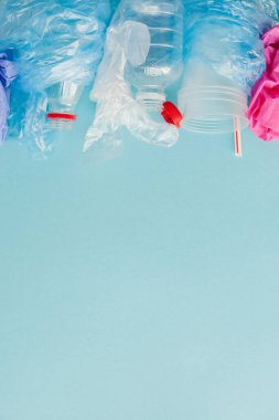 Blue Ba 'da çeşitli tek kullanımlık plastik atıkların üst görünümü
