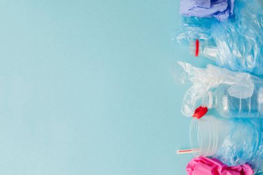 Blue Ba 'da çeşitli tek kullanımlık plastik atıkların üst görünümü