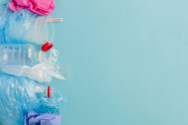 Blue Ba 'da çeşitli tek kullanımlık plastik atıkların üst görünümü