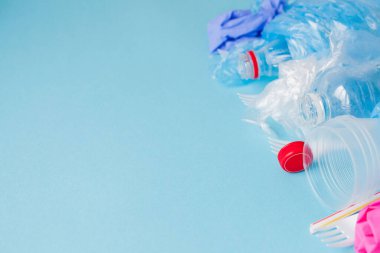 Blue Ba 'da çeşitli tek kullanımlık plastik atıkların üst görünümü