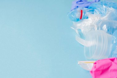 Blue Ba 'da çeşitli tek kullanımlık plastik atıkların üst görünümü