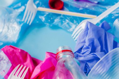 Blue Ba 'da çeşitli tek kullanımlık plastik atıkların üst görünümü