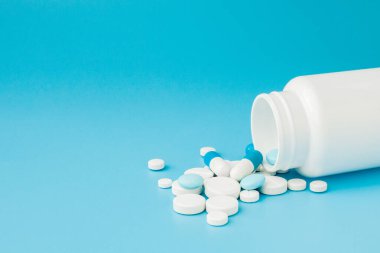 Çeşitli ilaç tıp hap, Tablet ve kapsüller ve şişe mavi zemin üzerine. Metin için yer kopyalayın