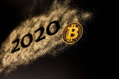 Mutlu Yıllar 2020 . 2020 yılını oluşturan iki ve sıfır rakamlarının Yaratıcı Kolajı. Güzel pırıl pırıl Altın sayı 2020 ve tasarım için siyah arka plan üzerinde bitcoin