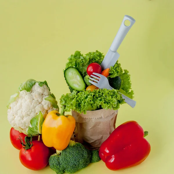 Biologische groenten broccoli komkommers paprika's appels in bro — Stockfoto