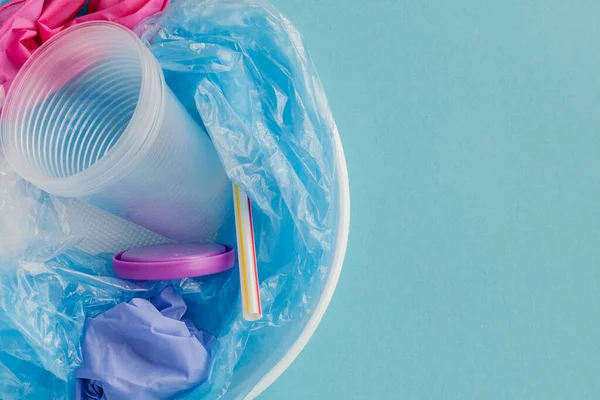 Tampilan atas berbagai jenis sampah plastik sekali pakai pada ba biru — Stok Foto