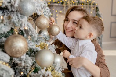 küçük çocuk Noel için bir Noel ağacı süsle