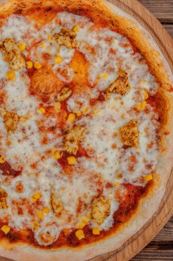 Koyu rustik ahşap arka plan üzerinde Hawaii pizza. Üst görünüm, kopyalama alanı