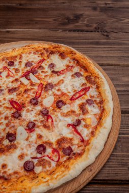 Pizza restoran menü - sosis ve biber lezzetli baharatlı Pizza. Pizza malzemelerle rustik ahşap masa üzerinde