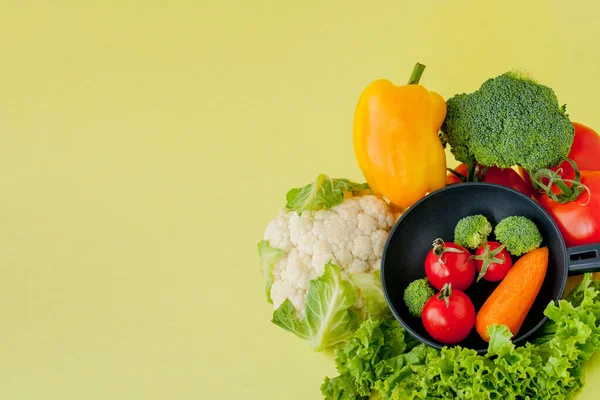 Biologisch voedsel. Gezonde groenten met broccoli, sla, rood en — Stockfoto