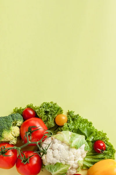 Здорове харчування. Сезонні органічні сирі овочі на жовтому фоні — стокове фото
