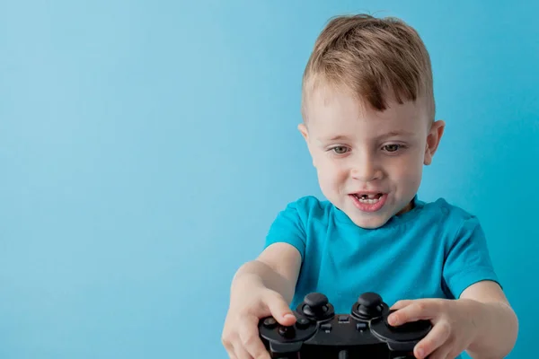 Bambino bambino 2-3 anni che indossa vestiti blu tenere in mano j — Foto Stock