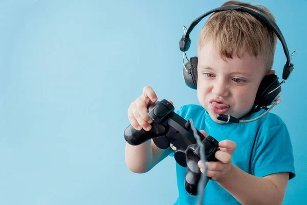 Bambino bambino 2-3 anni che indossa vestiti blu tenere in mano j — Foto Stock