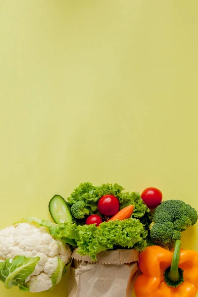 Biologische groenten broccoli komkommers paprika's appels in bro — Stockfoto