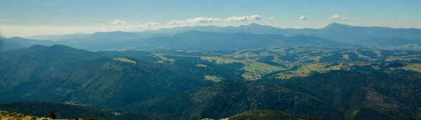 Hermoso paisaje montañoso, con picos montañosos cubiertos de bosque y un cielo nublado. Ucrania montañas, Europa — Foto de Stock