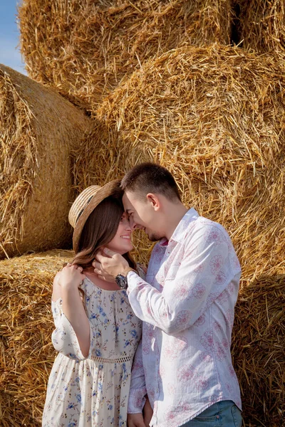 Feliz pareja joven en paja, concepto de gente romántica, hermoso paisaje, temporada de verano —  Fotos de Stock