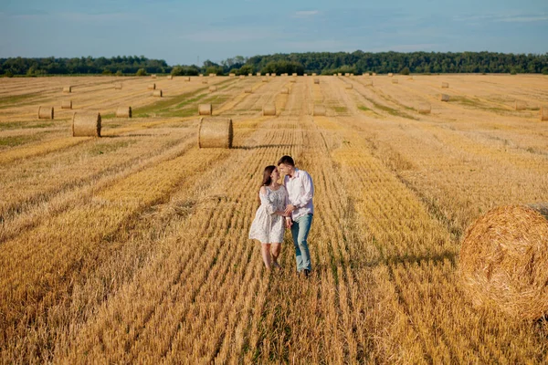 Feliz pareja joven en paja, concepto de gente romántica, hermoso paisaje, temporada de verano —  Fotos de Stock