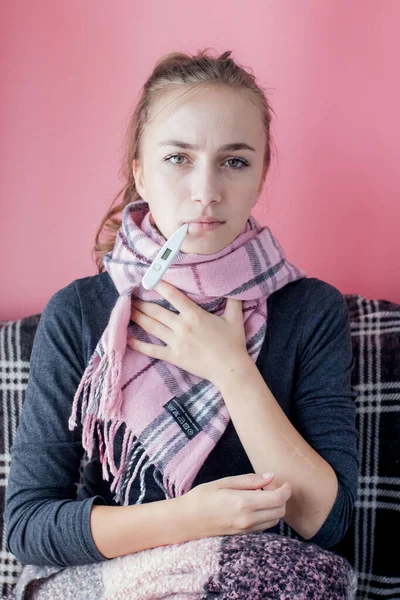 Atrakcyjna młoda kobieta z bólem gardła — Zdjęcie stockowe