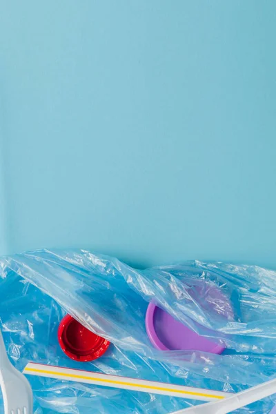 Vista superior de varios tipos de residuos de plástico desechables en ba azul —  Fotos de Stock