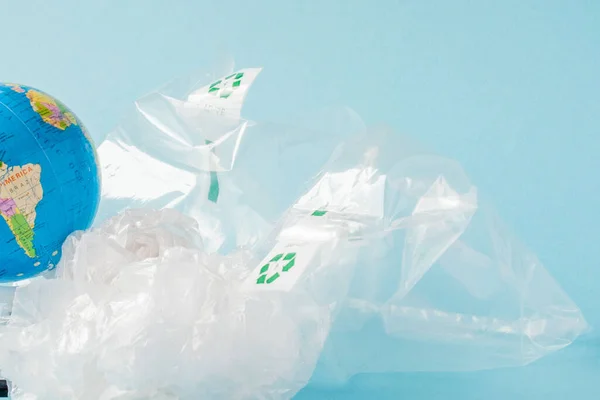 Заборонити забруднення пластику. Глобус і пластиковий пакет з земної кулі. Творча концепція — стокове фото