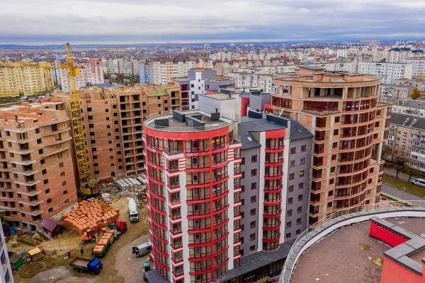 Új többszintes lakóházak a városban, felülnézetből — Stock Fotó