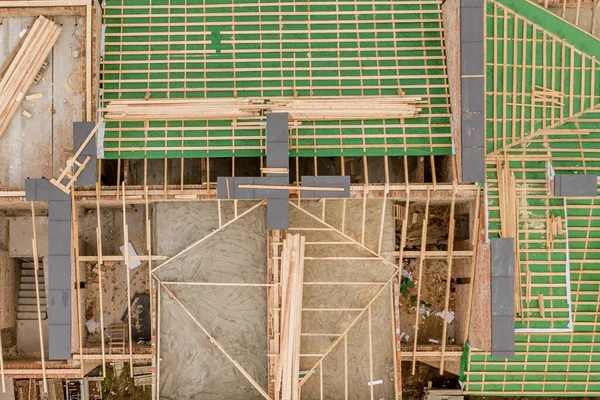 Construction et toiture en cours de construction d'un nouveau bâtiment à étages — Photo