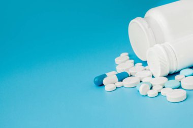 Çeşitli ilaç tıp hap, Tablet ve kapsüller ve şişe mavi zemin üzerine. Metin için yer kopyalayın