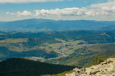 Orman ve bulutlu gökyüzü ile kaplı dağ zirveleri ile güzel dağ manzara. Ukrayna dağları, Avrupa